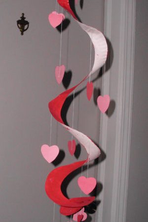 using a paper plate and construction paper a heart mobile
